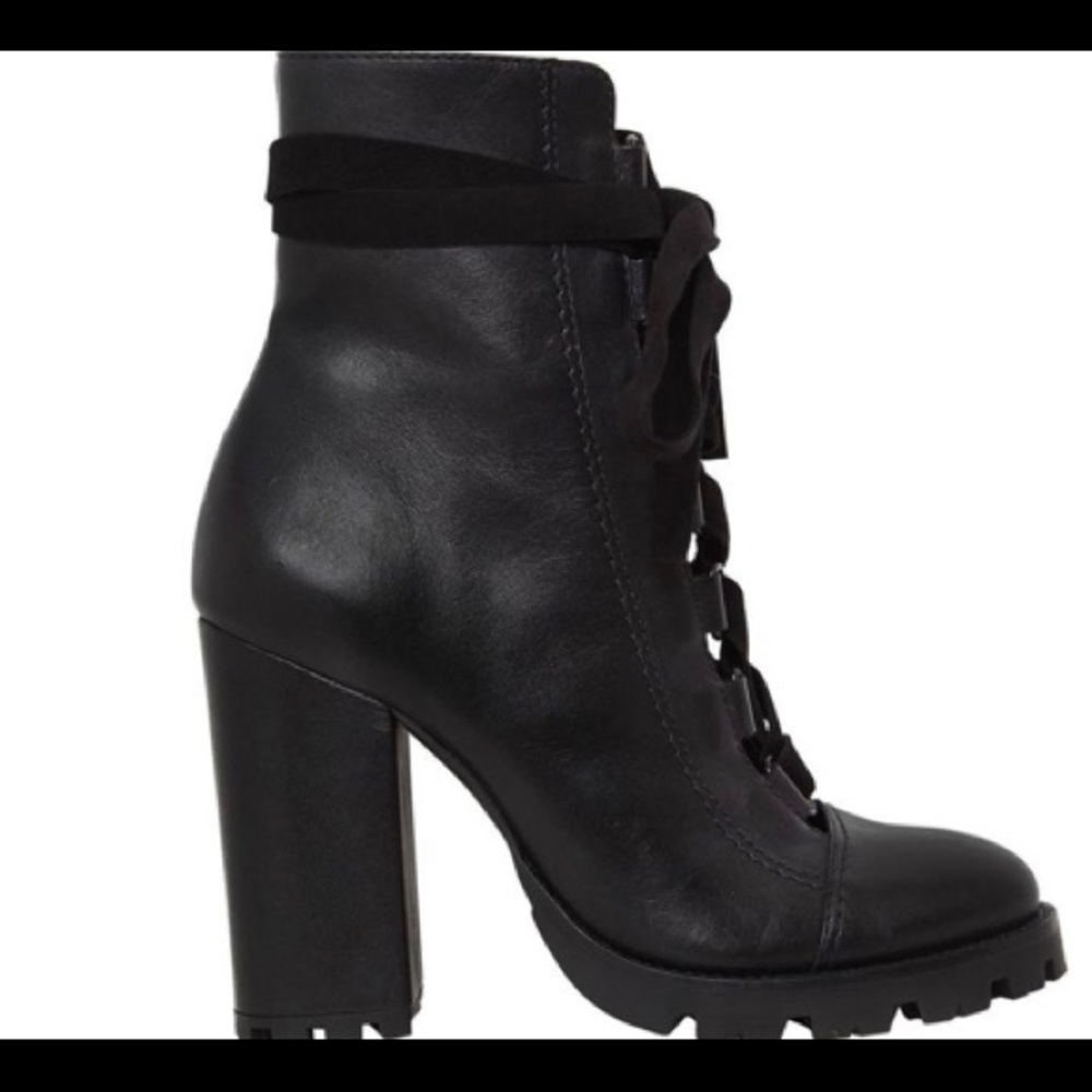 SCHUTZ lace up boots 💕✨